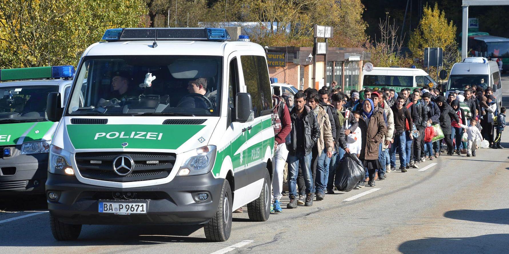Migranter som just passerat gränsen mellan Österrike och Tyskland hösten 2015. Personerna på bilden har inget med texten att göra. Arkivbild.