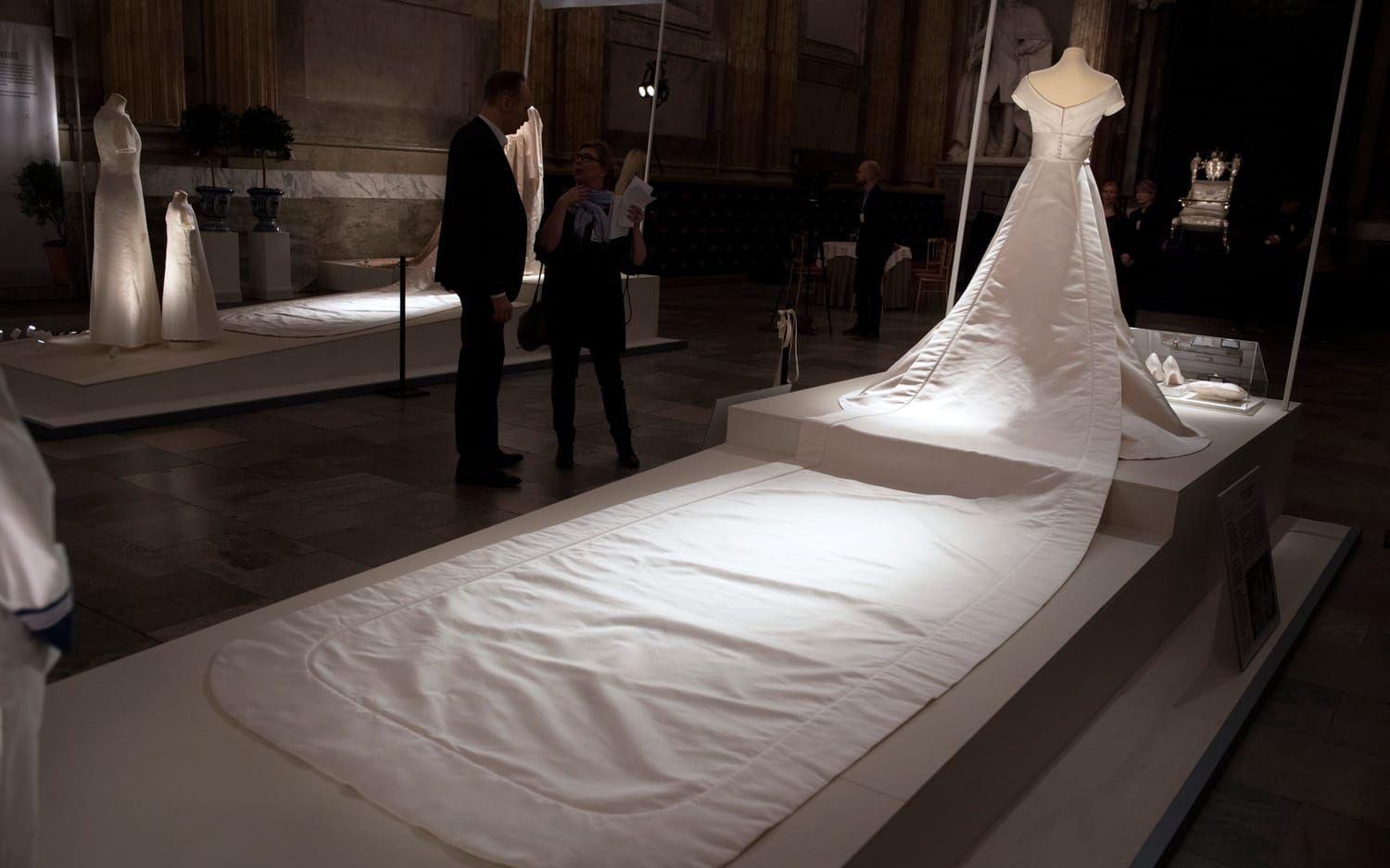 Kronprinsessan Victorias brudklänning med magnifikt släp är skapad av Pär Engsheden. Foto: Jessica Gow / TT 