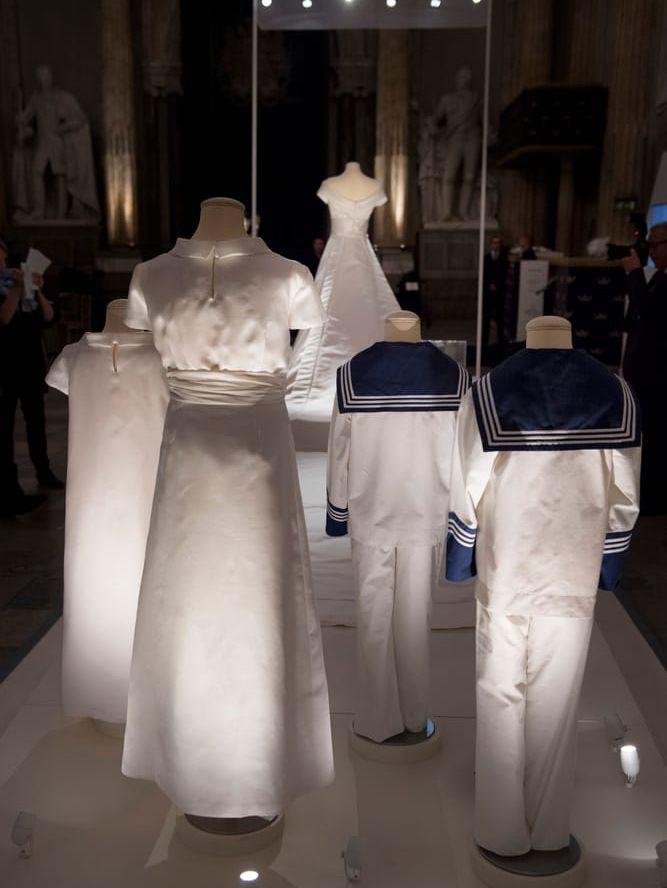 Kronprinsessan Victorias brudklänning är skapad av Pär Engsheden (ses längst bak) samt brudnäbbarnas och näbbarnas klänningar och kostymer. Foto: Jessica Gow / TT 