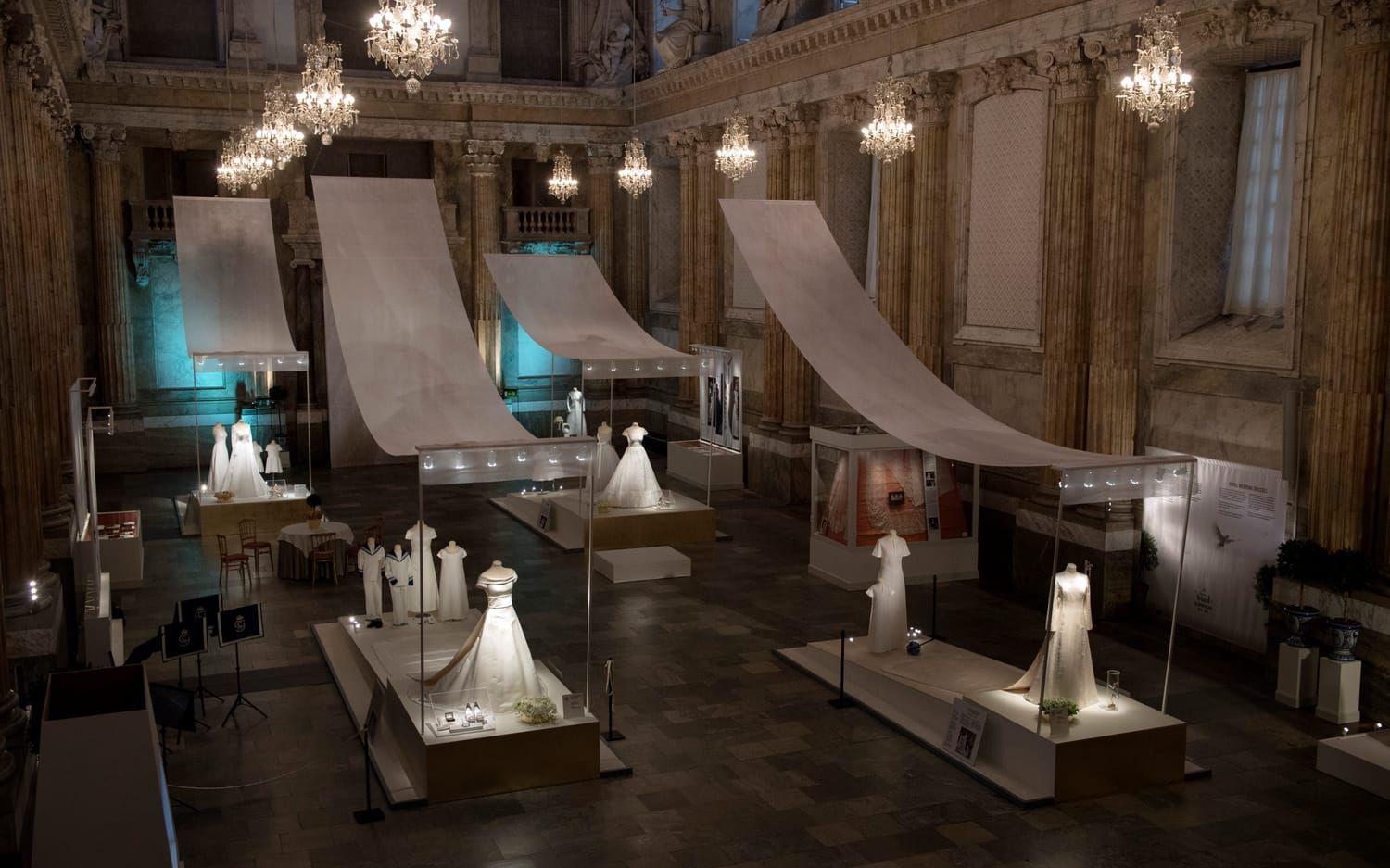 Utställningen ”Kungliga brudklänningar 1976-2015” i Rikssalen på Kungliga slottet. Foto: Jessica Gow / TT 