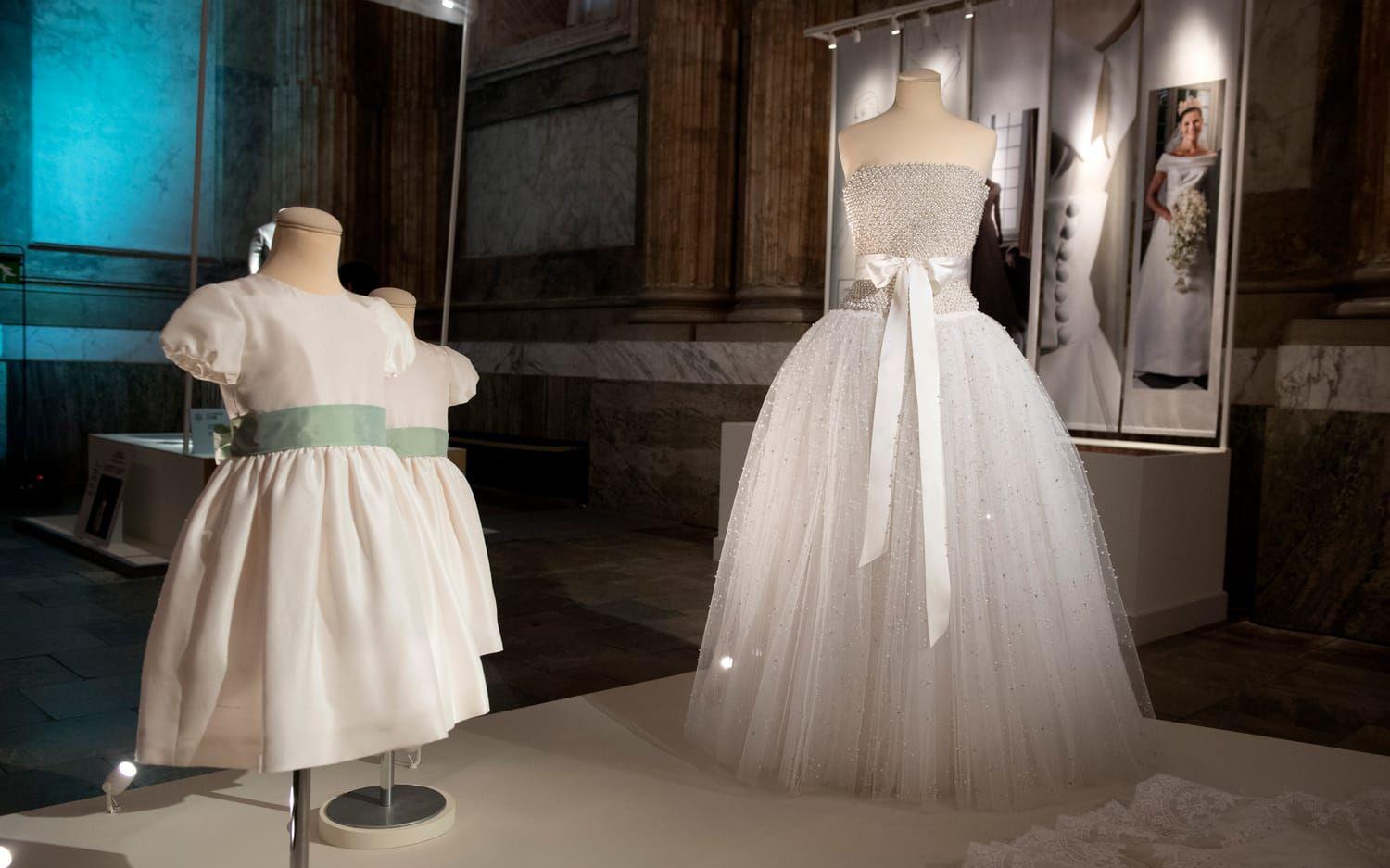 Klänningen som prinsessan Madeleine bar under bröllopsfesten samt brudnäbbaras klänningar till vänster. Foto: Jessica Gow / TT 