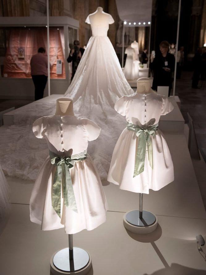 Prinsessan Madeleines brudklänning och brudnäbbarnas klänningar bakifrån. Foto: Jessica Gow / TT /