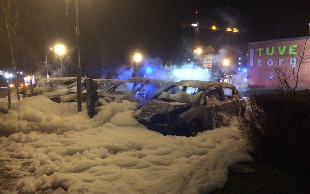 Ett snöliknande skum från släckningsarbetet täckte bilarna som brunnit under måndagsmorgonen. Bild: Läsarbild
