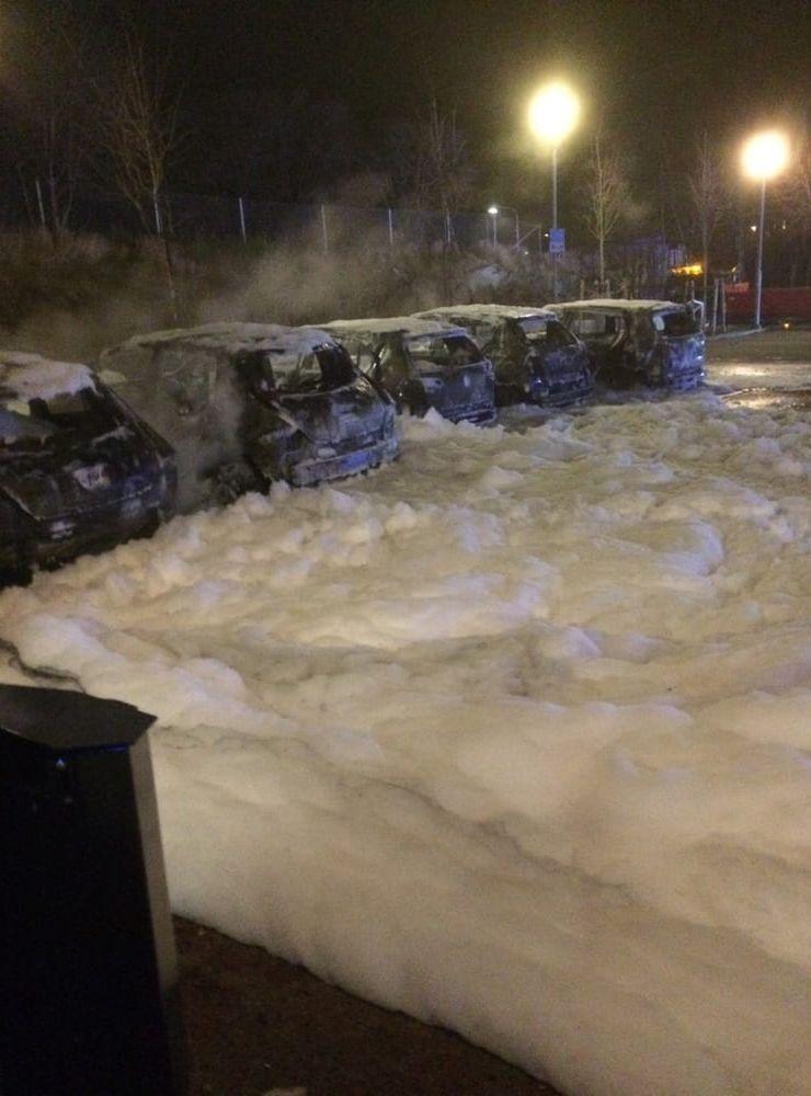 Ett snöliknande skum från släckningsarbetet täckte bilarna som brunnit under måndagsmorgonen. Bild: Läsarbild