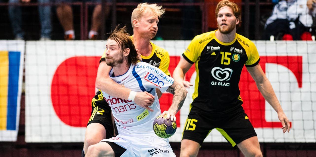 Sävehofs Joakim Larsson försvarar mot Redbergslids Tobias Johansson