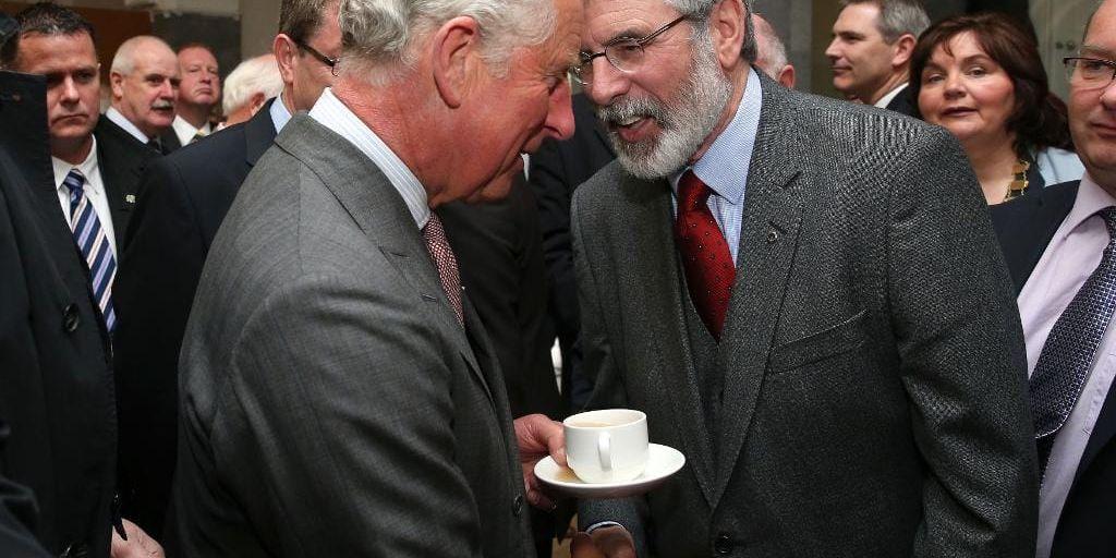 En gång utpekad som antibrittisk IRA-terrorist, numera försonad med motståndarsidan. Sinn Féin-ledaren Gerry Adams (till höger), här i ett möte med prins Charles, kan gå starkt framåt i fredagens irländska parlamentsval. Arkivbild.