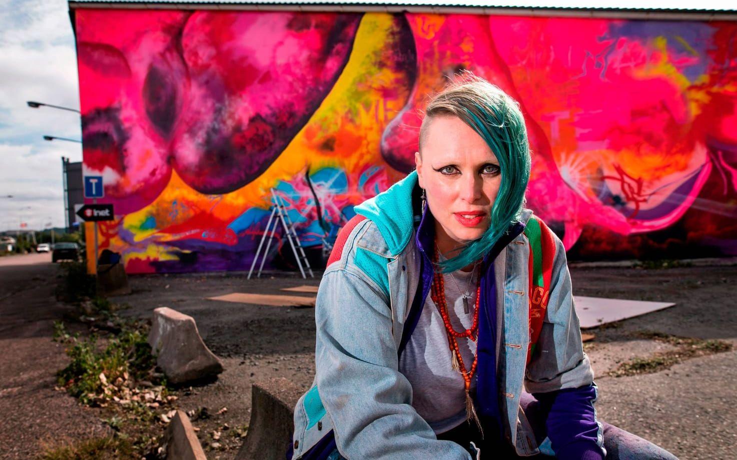 <strong>87 Carolina Falkholt </strong>konstnär och musiker (NY) Konstnär, med graffitin som grund, som med ständigt nya utställningar, skivutgivningar och offentliga verk från Kungälv till Albanien, för ett samtal om konst och feminism. Nästa år tillbringar hon i New York, på Iaspis ettåriga ateljéstipendium.