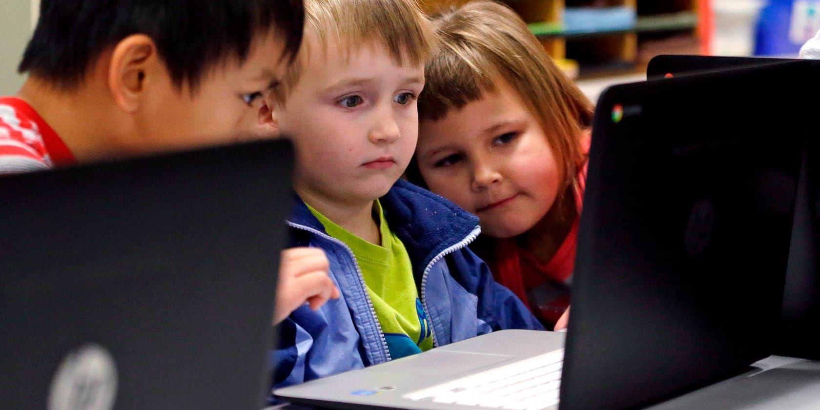 De flesta barn i förskolan kan idag hantera en uppkopplad dator. Över en miljon människor i Sverige klarar inte det. Arkivbild