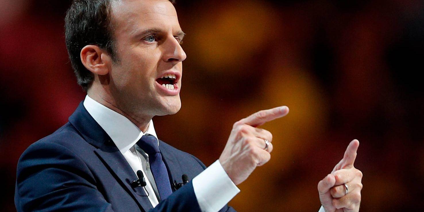 Den oberoende presidentkandidaten Emmanuel Macron talar på mötet i Paris.