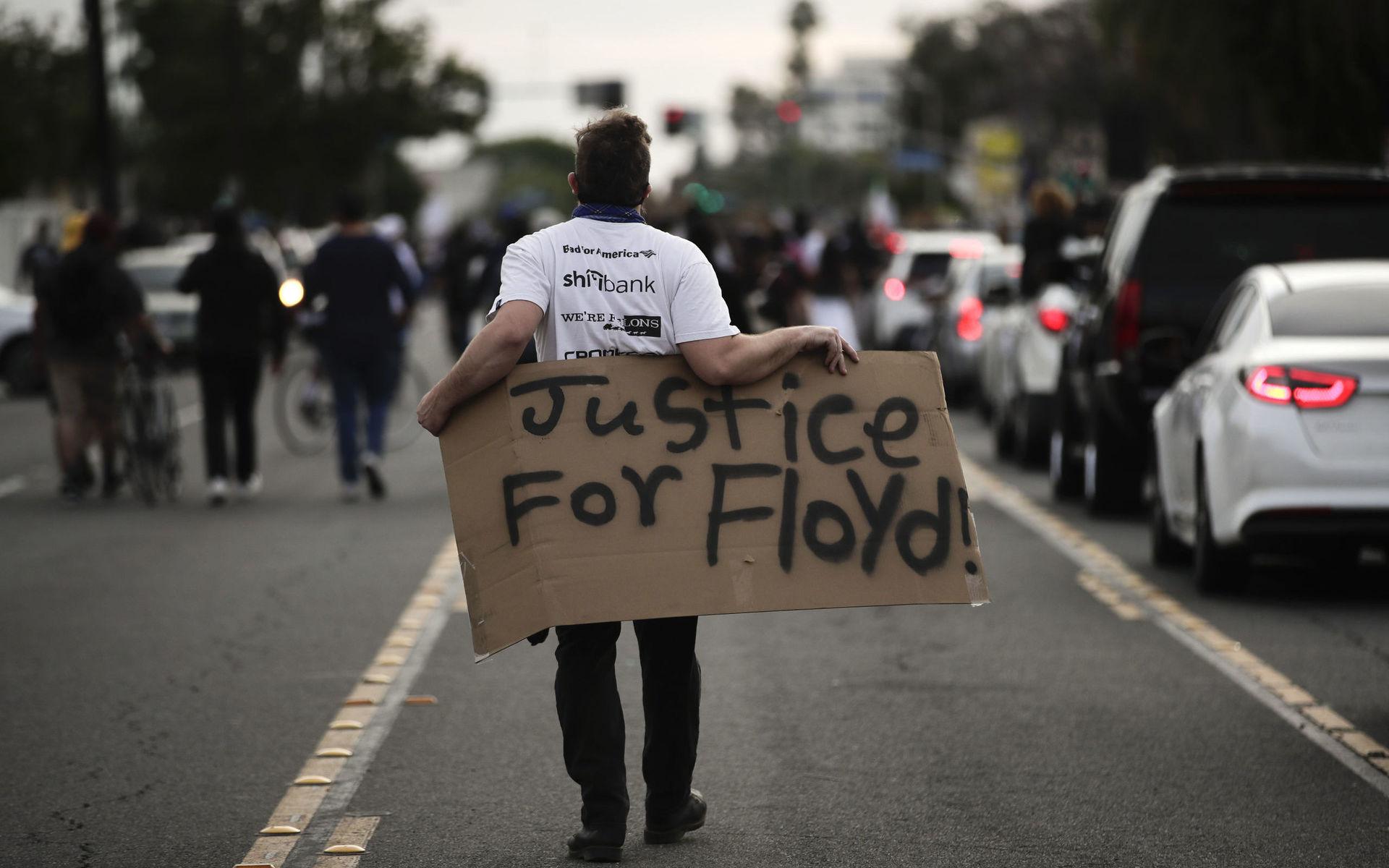 Protesterna efter George Floyds död för en vecka sedan har spridit sig från Minneapolis till samtliga delstater i USA, det rapporterar flera amerikanska medier. Här i Anaheim, Kalifornien. 