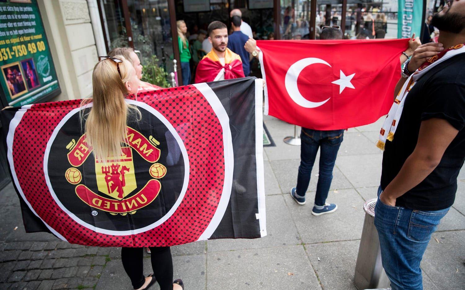 Galatasaray supportrar och Manchester United supportrar möts på O´learys på Avenyn. Bild: Anders Ylander.