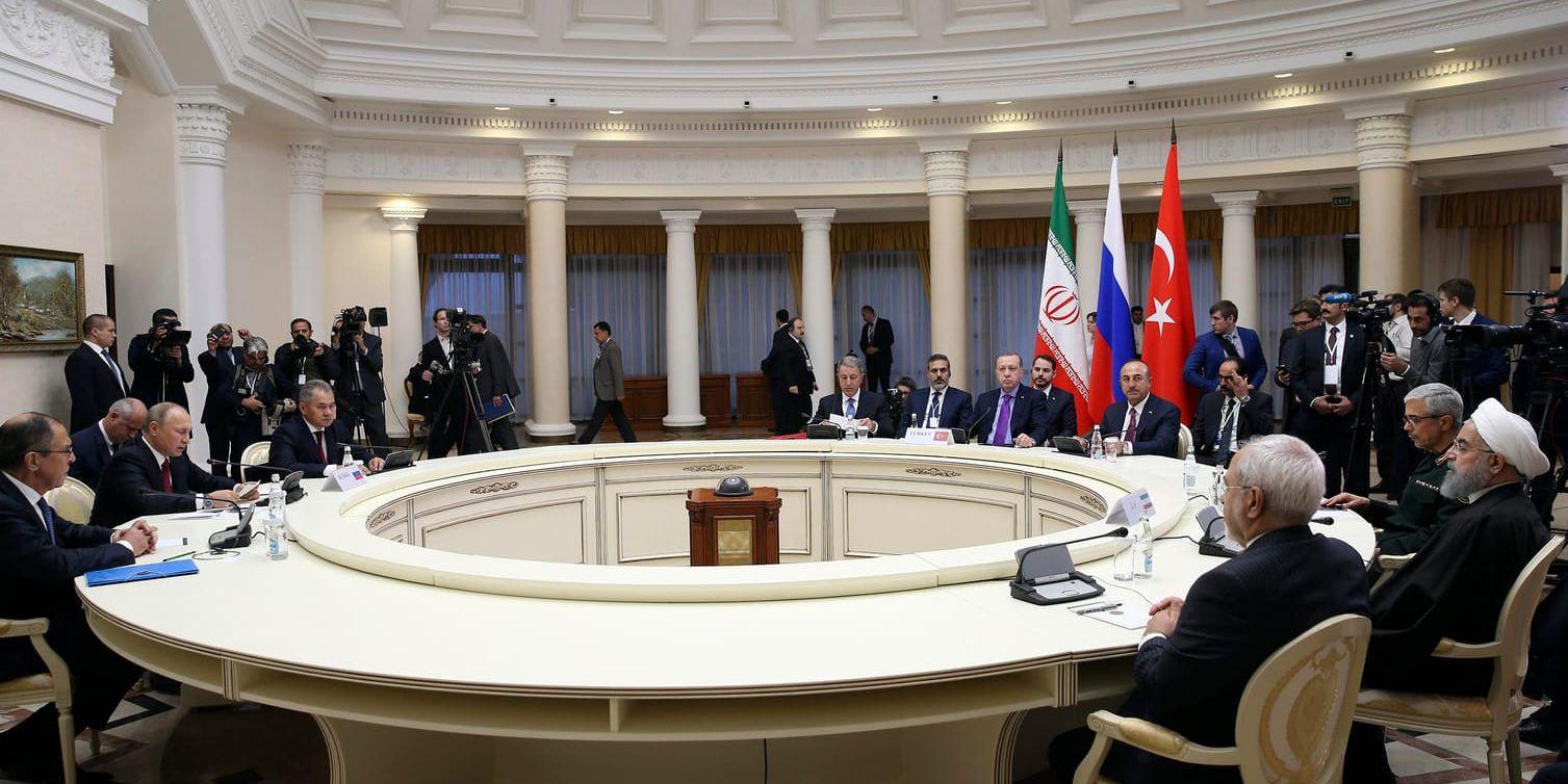 Turkiets president Recep Tayyip Erdogan. hans ryska motsvarighet Vladimir Putin och Irans president Hassan Rohani med flera vid ett toppmöte om Syrien i ryska Sotji i november förra året.