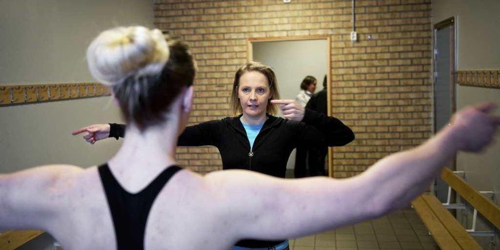 Sanna Neselius gör hon en hälsokontroll på Madelene Stenberg inför en kickboxningsmatch i Hammarkullen.