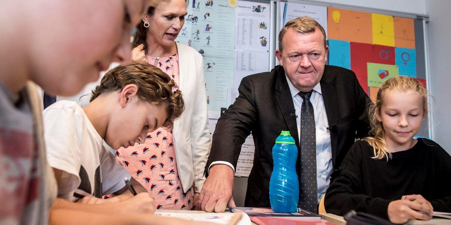Statsminister Lars Løkke Rasmussen (V) och undervisningsminister Merete Riisager (LA) besöker elever i en skola i Allerød, där den danska regeringen presenterar sitt utspel om en skolreform.