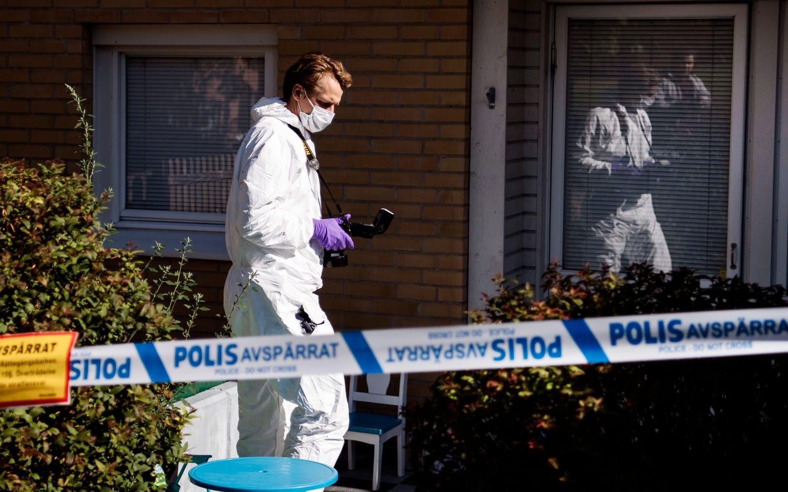 Tekniker fotar blodspåren på uteplatsen. Misstänkt trippelmord i Tynnered, Göteborg