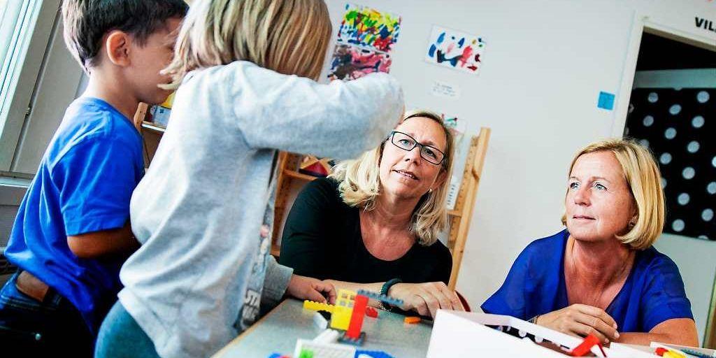 Kommunalrådet Helene Odenjung och jämställdhetsminister Maria Arnholm besökte förskolan Risåsgatan 7. Här med barnen Charlie Stridsman och Ninos Staifo.