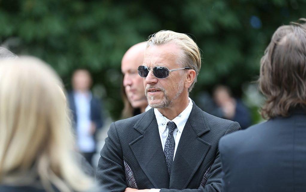 Konstnären Ernst Billgren anländer till musikern Olle Ljungströms begravning. Bild: Björn Larsson Rosvall/TT