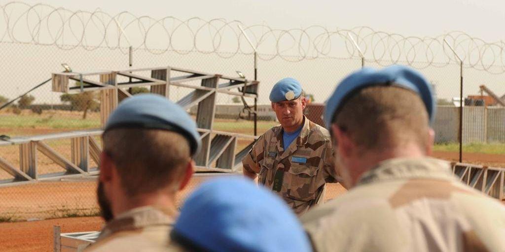 Överstelöjtnant Jonas Lotsne är just nu chef för den svenska FN-styrkan i Mali. Här talar han till delar av styrkan på Camp Nobel.
