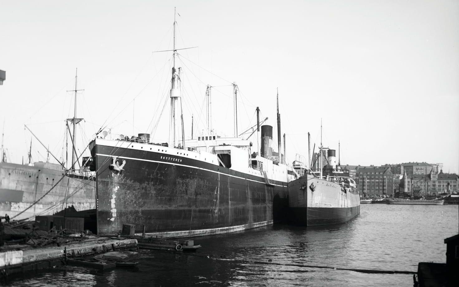Valkokaren Skytteren när den låg i Göteborgs hamn i början av Andra världskriget. Sedan 1942 ligger den på 80 meters djup. Arkivbild: Sjöfartsmuseet.