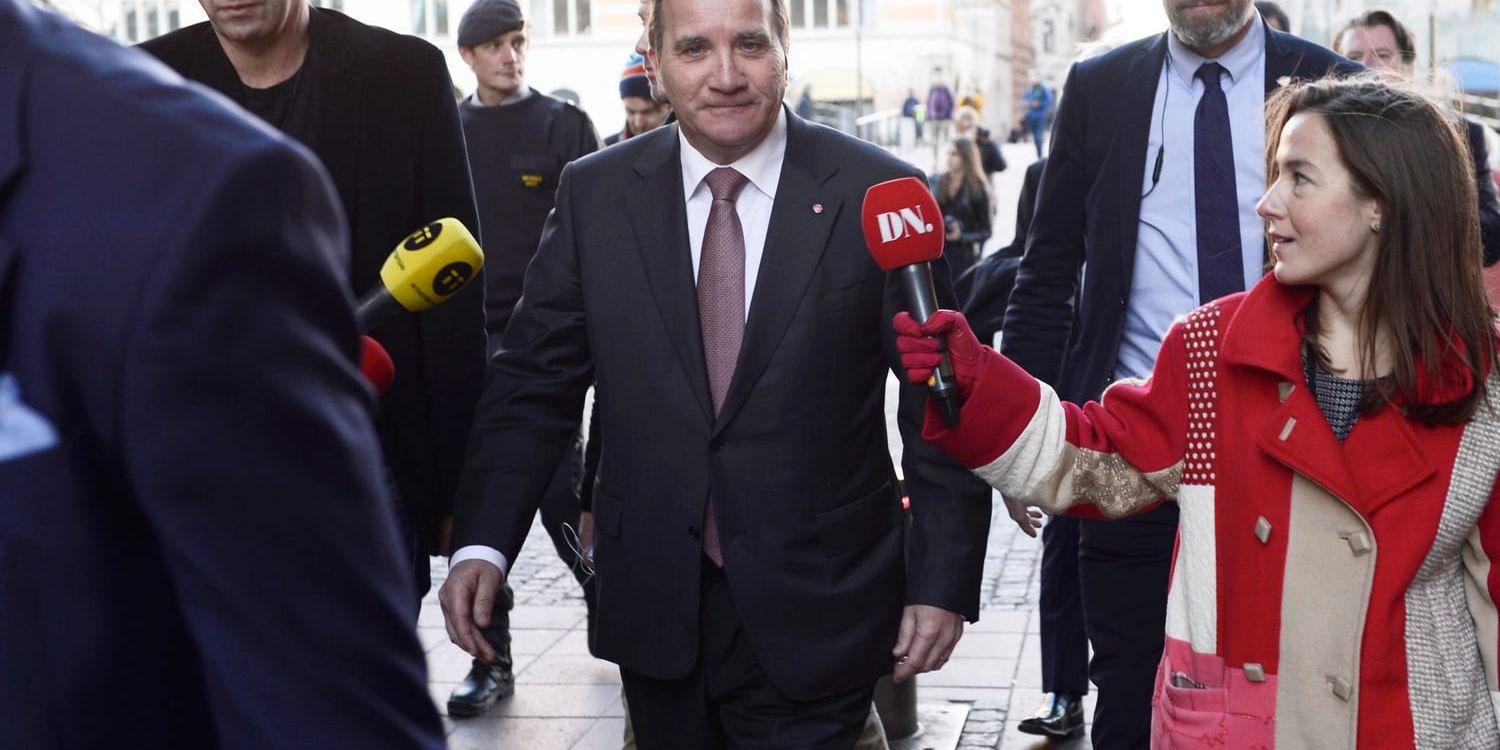 Socialdemokraternas partiledare Stefan Löfven (S) lämnar Sagerska palatset för att träffa riksdagens talman i riksdagshuset i Stockholm.