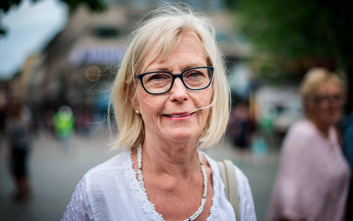 Carina Nilsson, 56, dietist, Göteborg Jag tycker att situationen på Transportstyrelsen har pågått för länge utan att komma fram. Sen vet jag inte om det är någon lösning att ministrar får gå heller. Bild: Jenny Ingemarsson