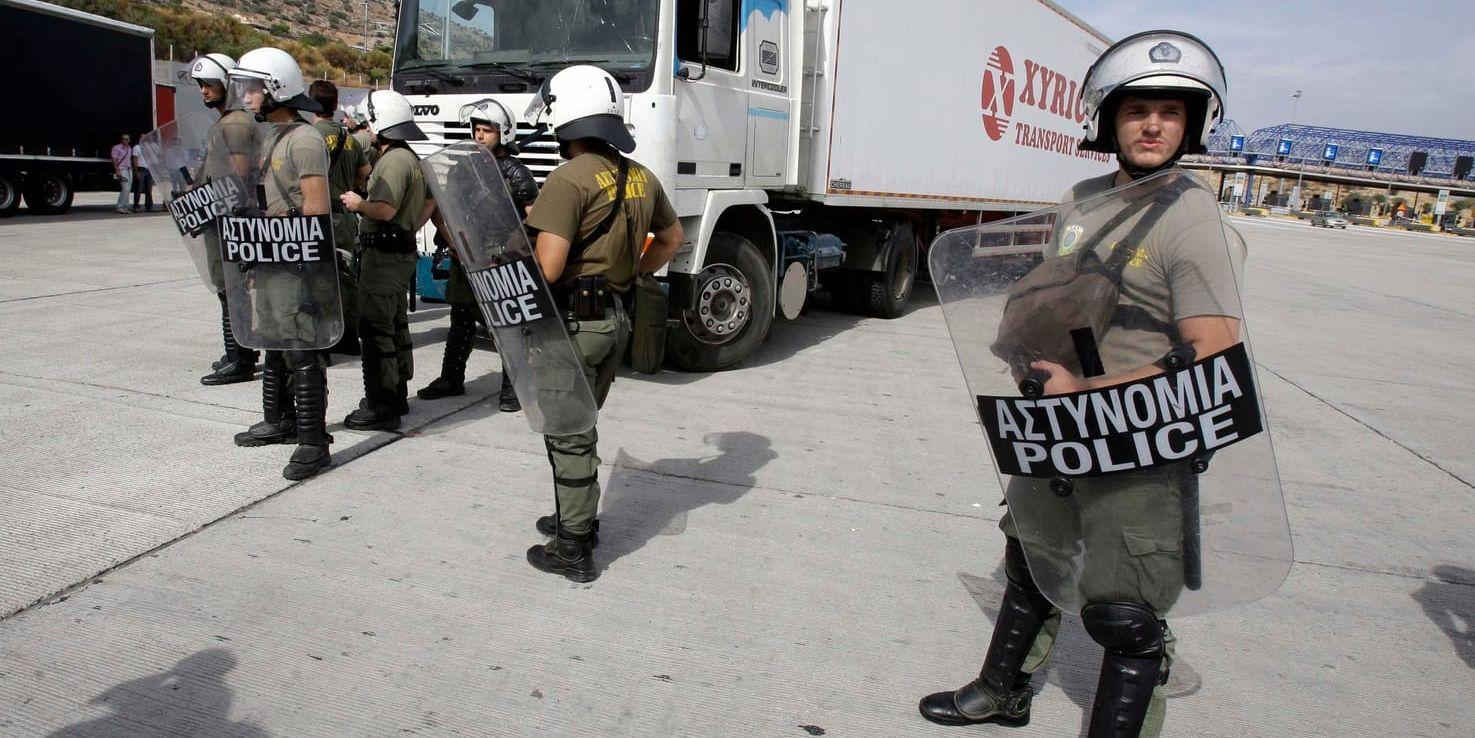 En 55-årig grekisk man har gripits sedan hans lastbil inspekterats av polis utanför den nordgrekiska staden Thessaloniki. I en container på flaket trängdes 90 migranter, varav 21 minderåriga. Arkivbild.