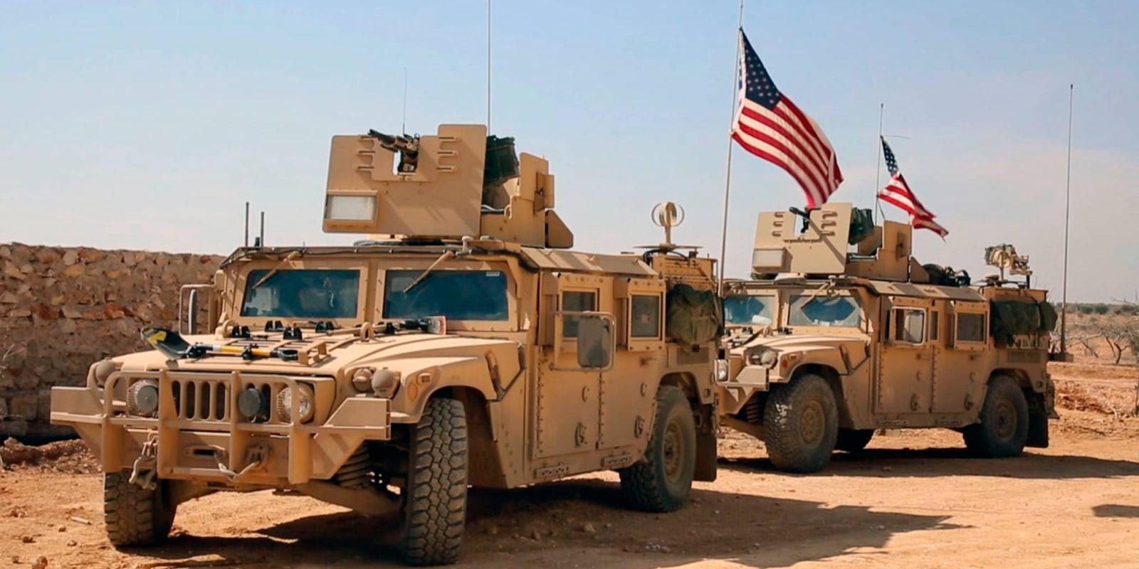 Amerikanska militärfordon i utkanten av den syriska staden Manbij.