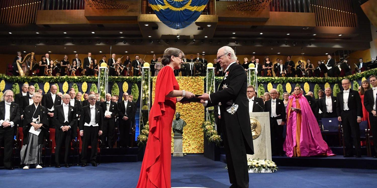 Donna Strickland får sin medalj av kung Carl Gustaf i Konserthuset i Stockholm. Hon blir den tredje kvinnan hittills att motta ett Nobelpris i fysik.