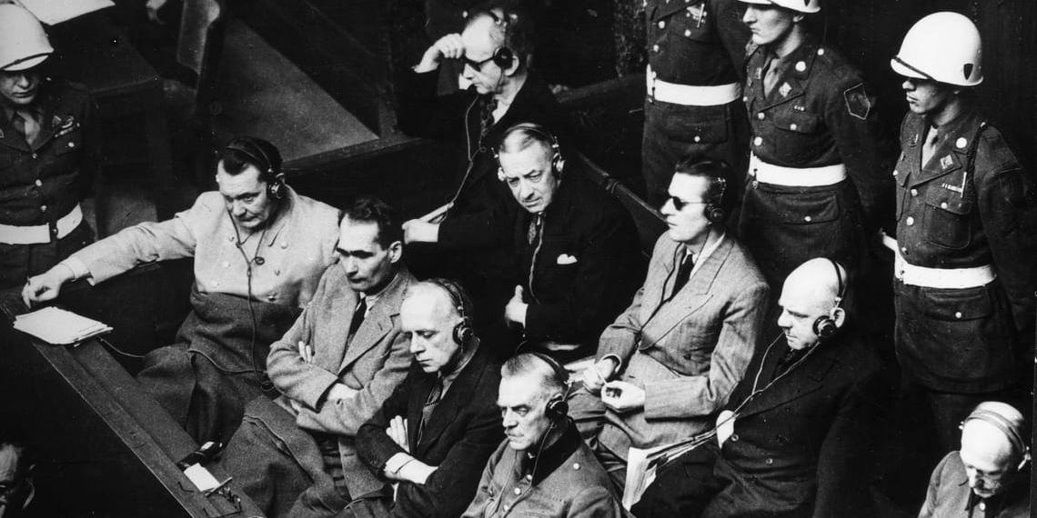 EPOKGÖRANDE RÄTTEGÅNG. Mellan den 20 november 1945 och den 1 oktober 1946 hölls krigsförbrytatribunalen i Nürnberg där de huvudanklagade ur nazistregimen ställdes inför rätta och fälldes för sin krigsförbrytelser. Bilden visar fr v, främre raden: Herman Göring (självmord), Rudolf Hess (livstid), Joachim von Ribbentrop (hängd), Wilhelm Keitel (hängd), Ernst Kaltenbrunner (hängd), Alfred Rosenberg (hängd). Bakre raden: storamiralerna Karl Dönitz och Erich Raeder (10 år resp livstid), Baldur von Schirach (20 år), Fritz Sauckel (hängd) och Alfred Jodl (hängd). 