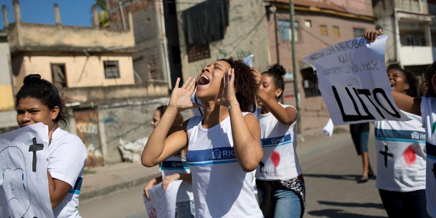 Vänner till den 14-årige skolpojke som sköts ihjäl i Rio de Janeiro protesterar mot hans död.