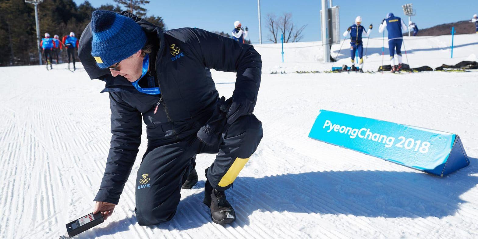 SOK:s meteorolog Tomas Mårtensson testar snötemperaturen på Alpensia skidcenter inför vinter-OS i Pyeongchang, Sydkorea. "–12 grader i dag, ungefär samma som lufttemperaturen", säger Mårtensson.