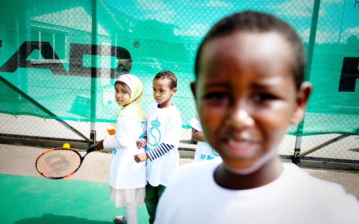 Nateho Hassan, Abdullahi Hassan och Isaak Ali Mohamed testar på tennis för första gången.
