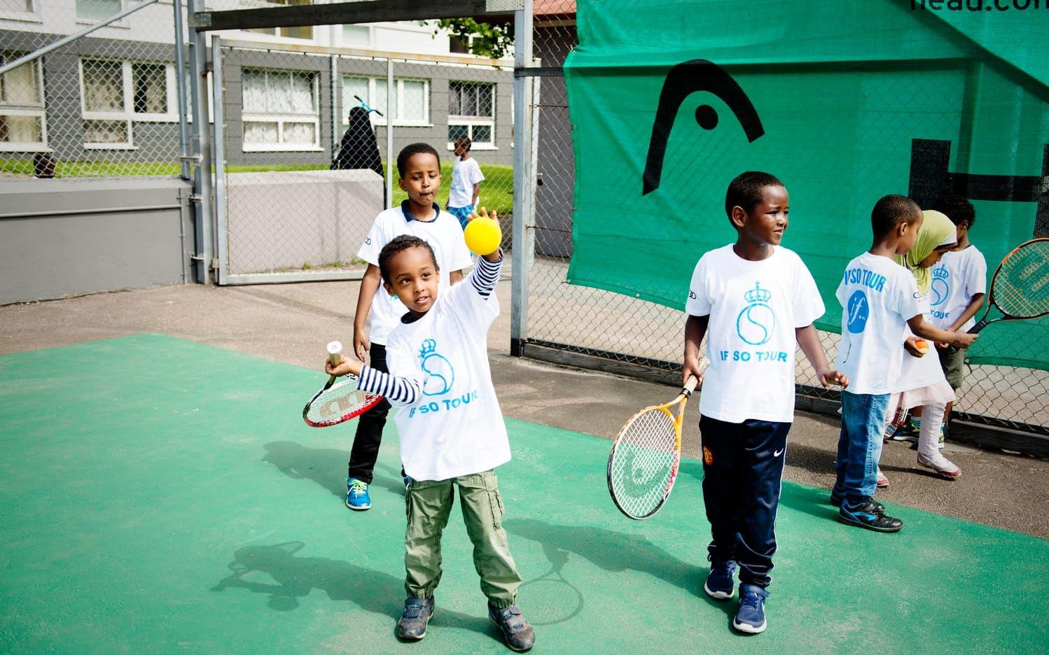 Abdullahi Hassan sex år testar på tennis för första gången i Hammarkullen.