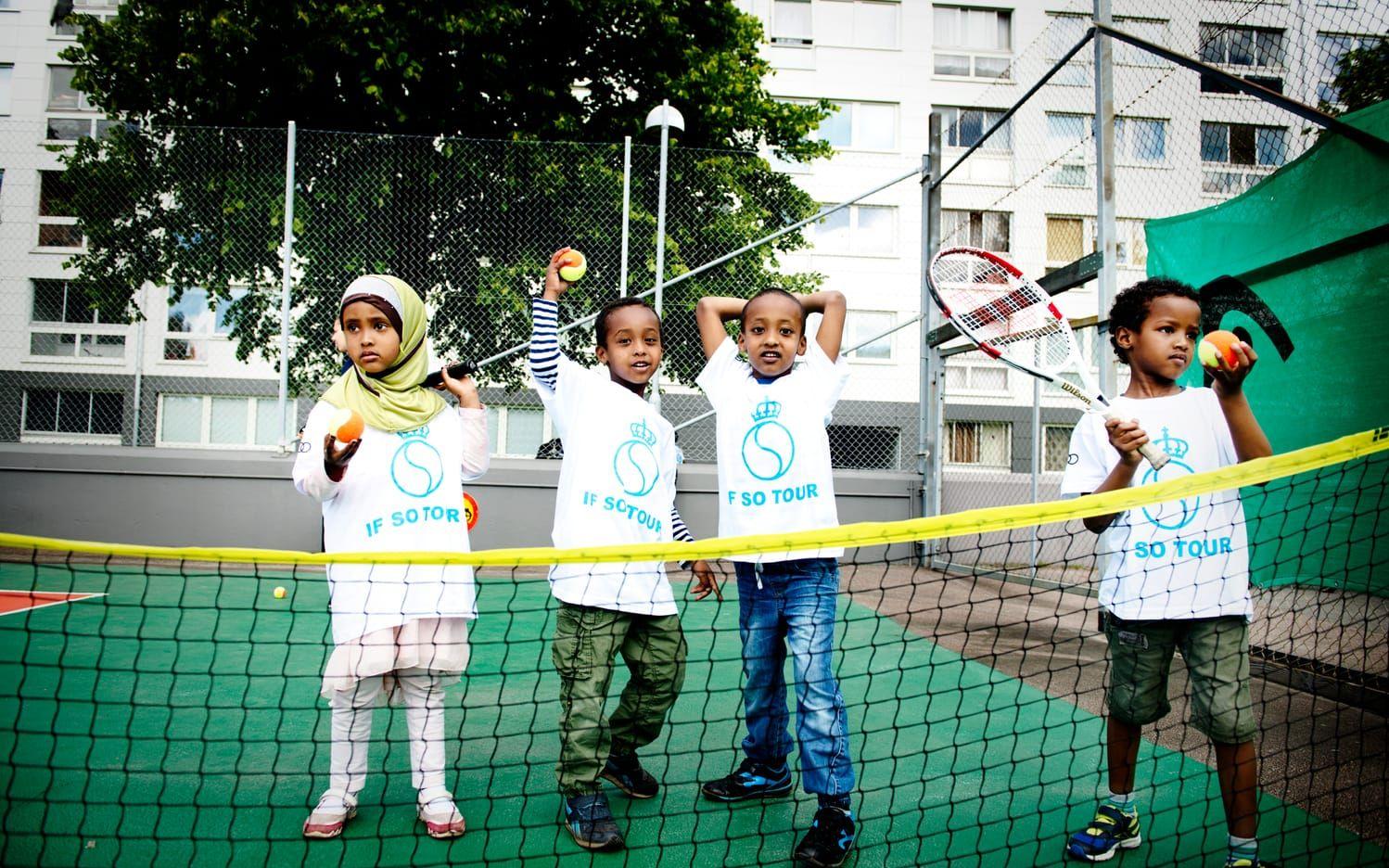 Nateho Hassan, Abdullahi Hassan, Mohammed Hassan, och Mohed deltog i tennisskolans första dag.
