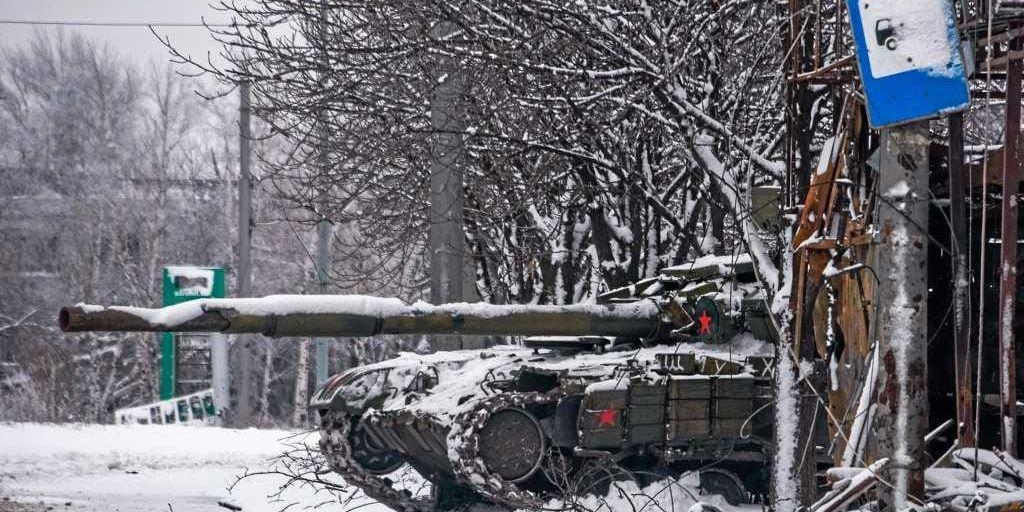 En av de ryskstödda upprorsmännens stridsvagnar vid flygplatsen i Donetsk för ett par veckor sedan.