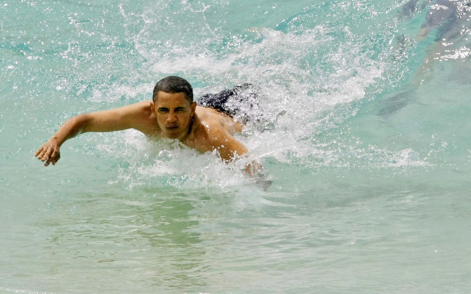 Barack Obama tar sig en simtur på Hawaii.