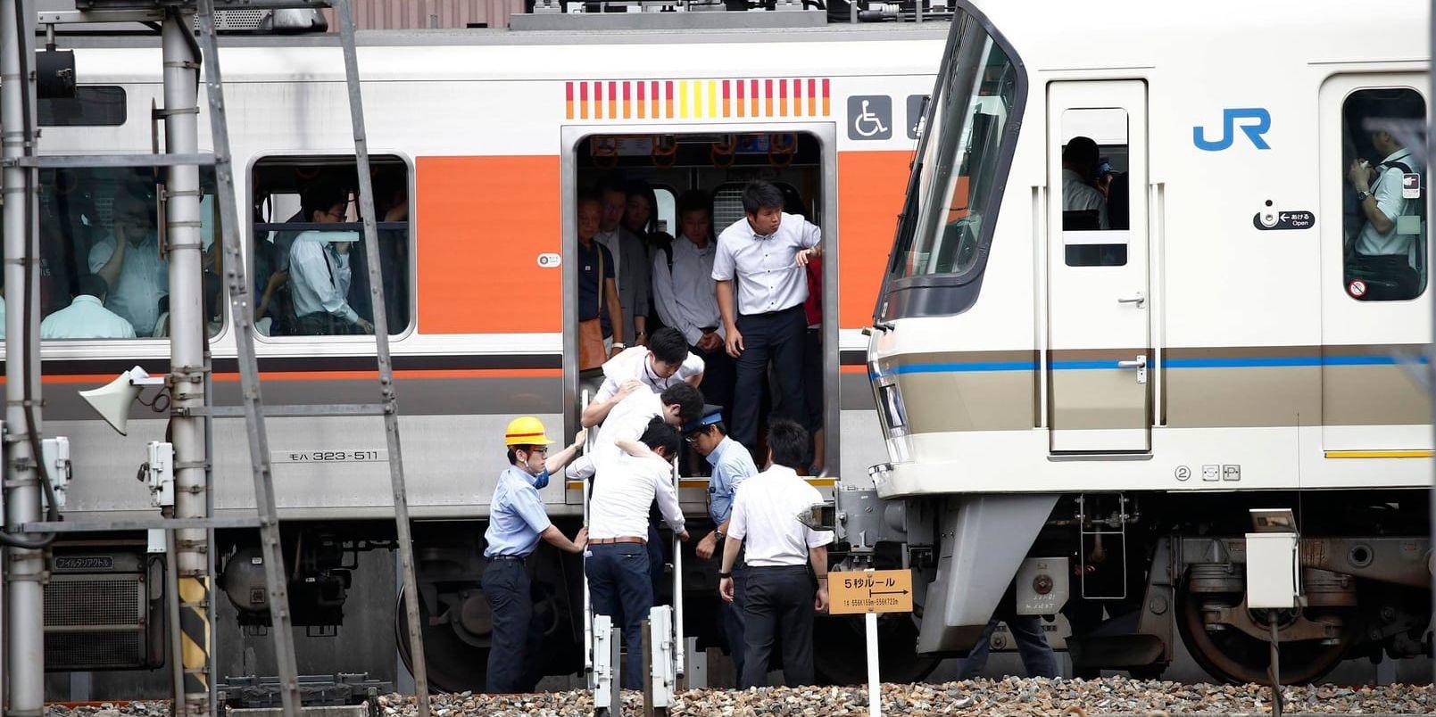 Ett tåg som stannat på grund av skalvet evakueras i Osaka.