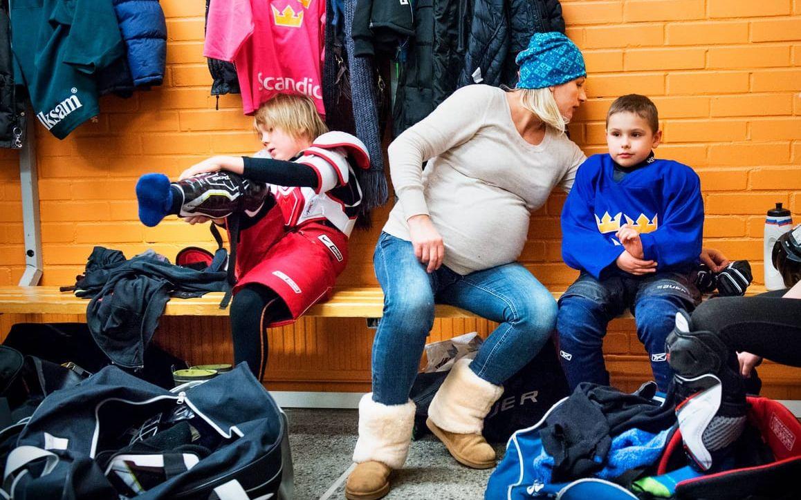 Hockeymamma. Olga Smirnova med sonen Seva på Järnbrott HK:s träning. Enligt forskning lägger hockeyföräldrar ner mest tid på barnens sport.