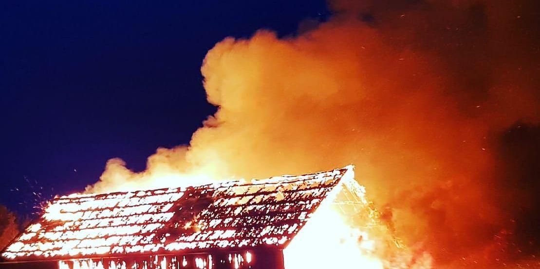 En ladugård i Varbergs kommun brann på Valborgsmässoafton ned till grunden.