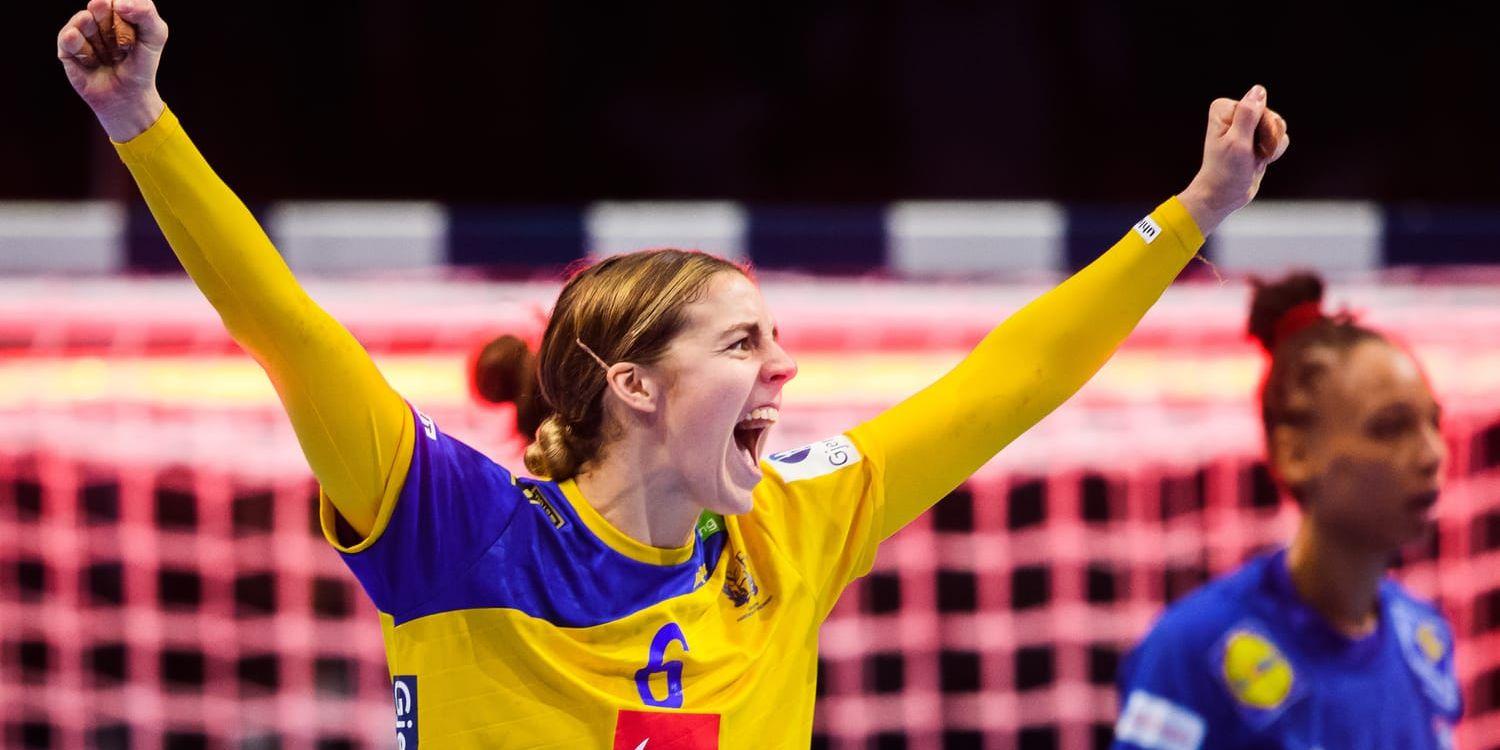 Carin Strömberg firar under matchen mot Frankrike. 
