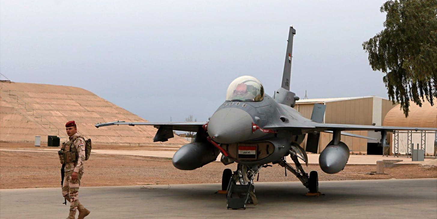 En irakisk soldat vid ett USA-tillverkat irakiskt stridsflygplan av typen F-16. Arkivbild.