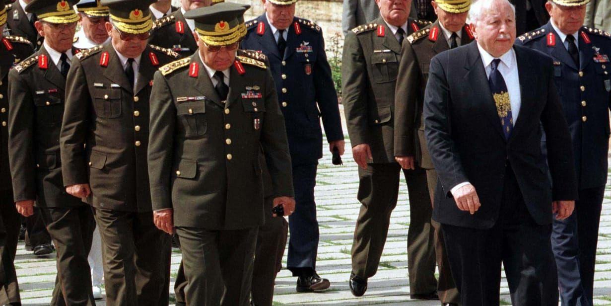 General Ismail Hakki Karadayi, längst fram till vänster, och premiärminister Necmettin Erbakan i maj 1997. Arkivbild.