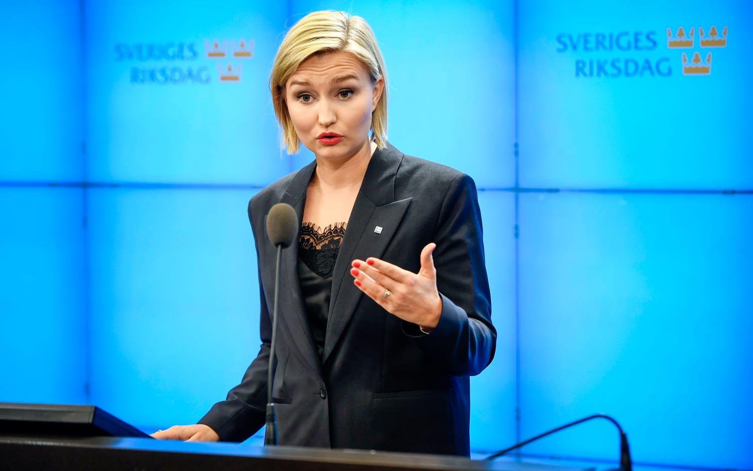 Kristdemokraternas partiledare Ebba Busch Thor kommenterar regeringsfrågan vid en presskonferens på lördagen.
