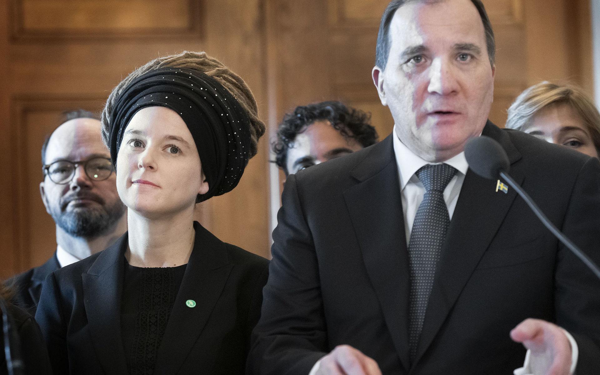 Amanda Lind (MP), nytillträdd kulturminister. Här med statsminister Stefan Löfven under måndagens pressträff. 