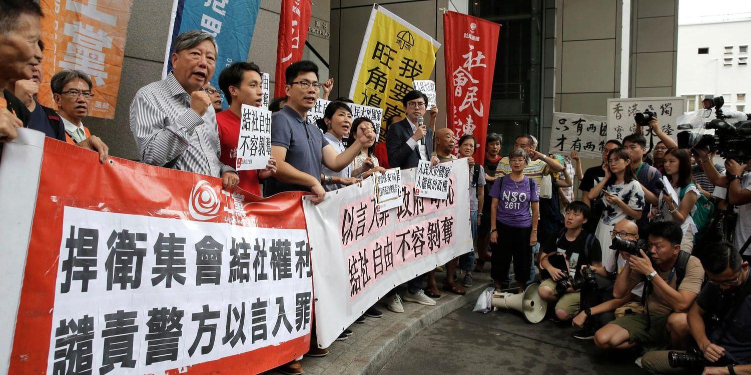 Aktivister utanför polisens högkvarter i Hongkong.