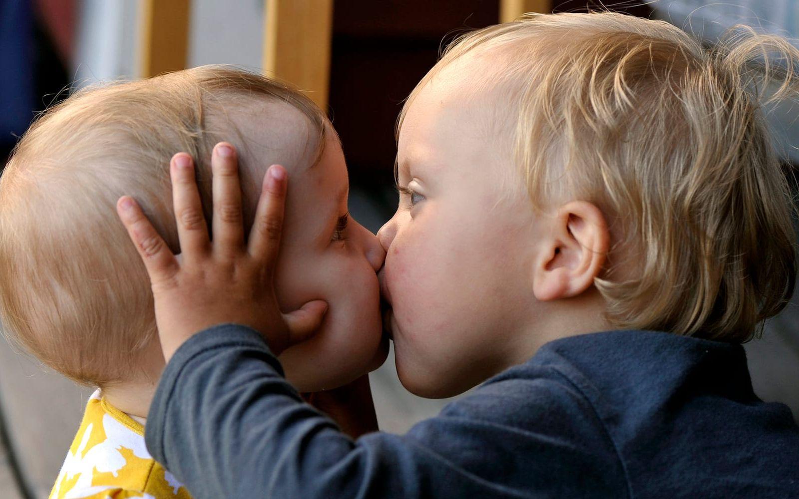 <strong>6 JULI:</strong> Internationella kyssdagen. Foto: TT