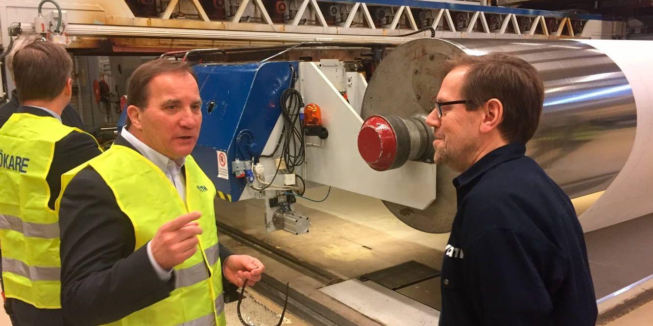 S vill ha ett mer flexibelt system för korttidsarbete i industrin, enligt statsminister Stefan Löfven (S), här på besök i Högsjö.