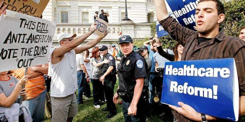 In i det sista demonstrerade man för båda sidorna inför beslutet i Vita huset om vårdreformen.