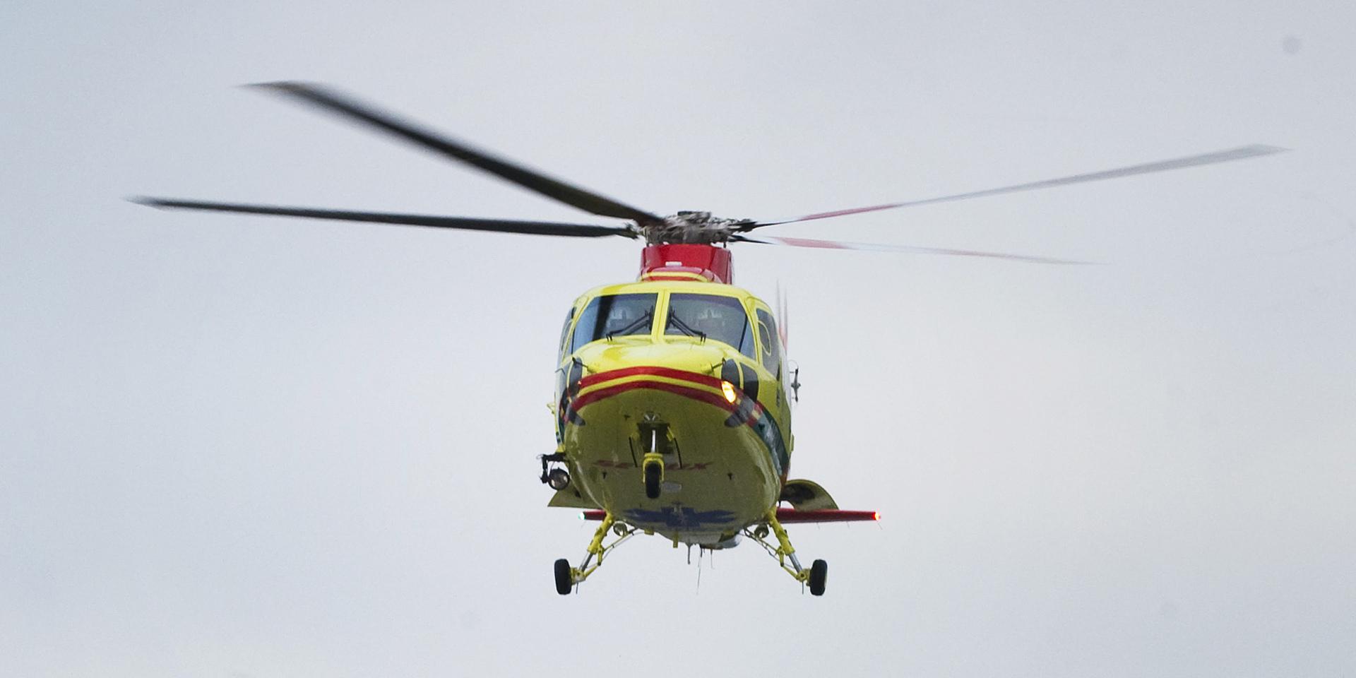 Kvinnan flögs med ambulanshelikopter till sjukhus. FOTO: Björn Larsson Rosvall