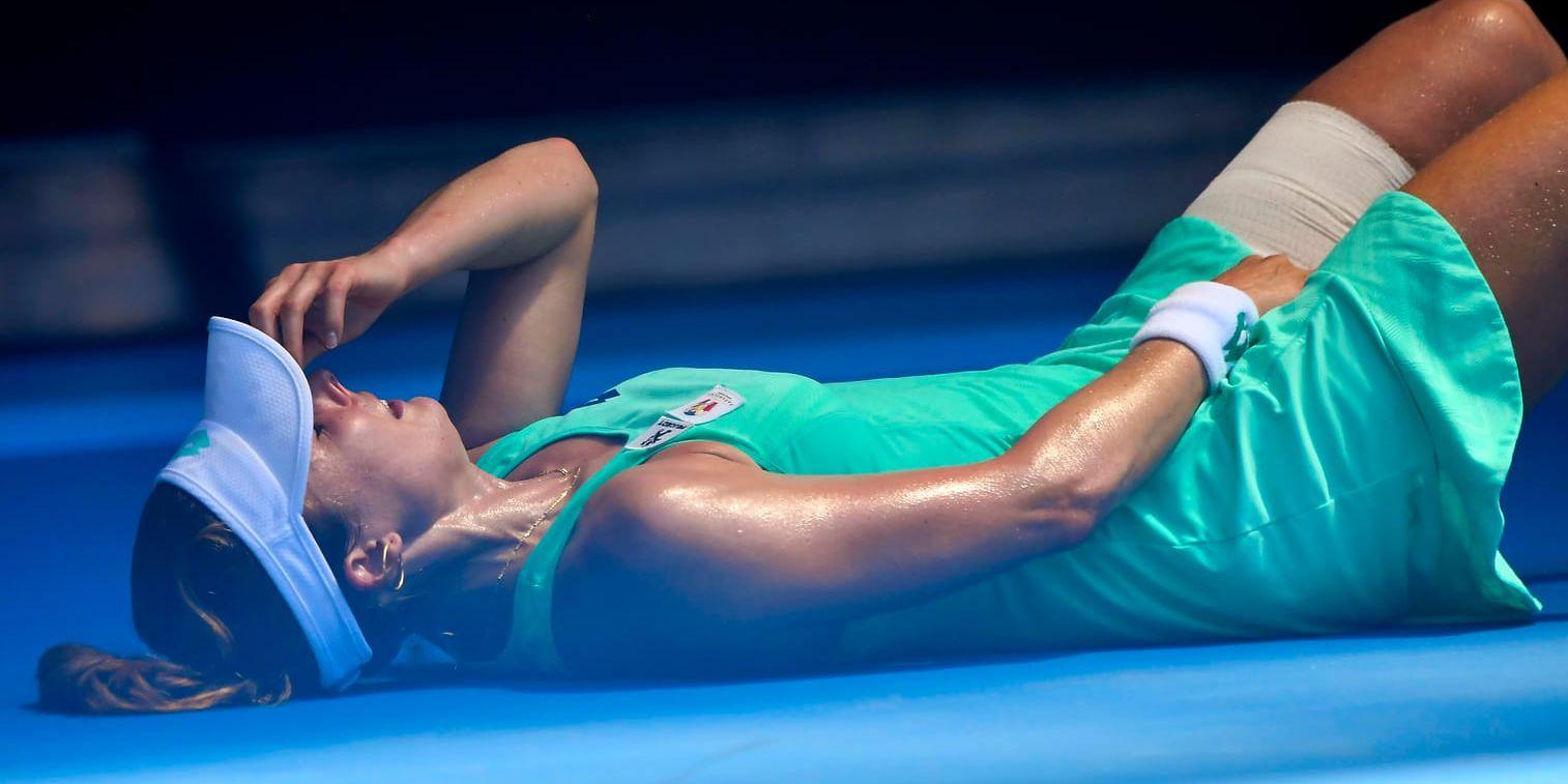 Värmen i Melbourne får tennisstjärnorna på fall. En tagen Alize Cornet, Frankrike, föll till marken under förlustmatchen mot belgiskan Elise Mertens.